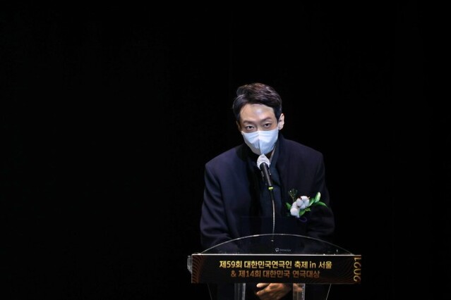 ▲ 연극 '붉은 낙엽'을 선보인 이준우 연출.ⓒ한국연극협회