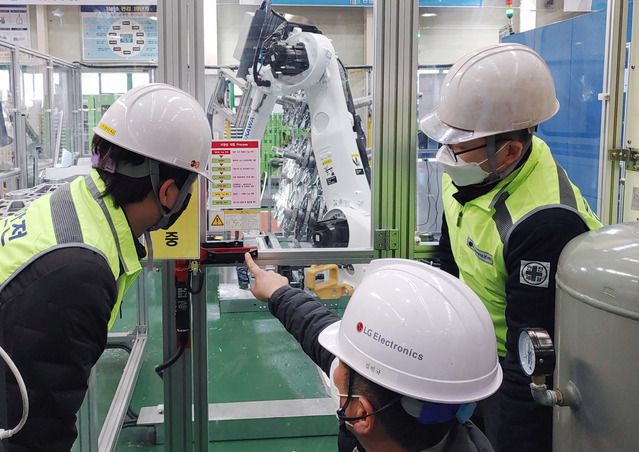 ▲ LG전자 담당자가 안전사고 예방을 위해 산업용 로봇을 운영하는 협력사를 대상으로 현장에서 로봇 공정 안전장치, 비상정지 시스템, 자체점검 프로세스 등 다양한 안전점검 항목을 점검하고 있다. ⓒLG전자