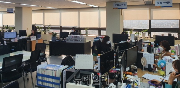 ▲ ‘살기좋고 아이 키우기 좋은 충주’를 만들기 위해 다양한 보육정책을 추진하는 여성청소년과 사무실. 
ⓒ뉴데일리 D/B