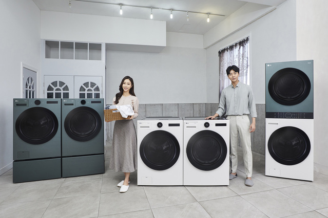 ▲ LG 트롬 세탁기·건조기(사진 가운데), 오브제컬렉션 색상인 LG 트롬 세탁기·건조기(사진 왼쪽), 원바디 세탁건조기 LG 트롬 워시타워 오브제컬렉션 ⓒLG전자