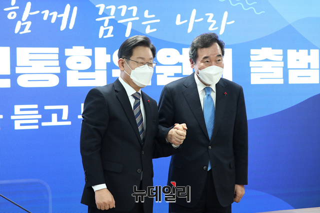 ▲ 27일 이재명 더불어민주당 대선후보와 이낙연 전 대표가 서울 여의도 당사에서 열린 국가비전·국민통합위원회 출범식에서 기념촬영을 하고 있다. ⓒ뉴데일리(사진=공동취재단)