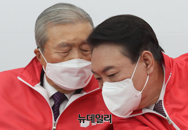 ▲ 윤석열 국민의힘 대선후보와 김종인 국민의힘 총괄선거대책위원장이 27일 오전 국회에서 열린 중앙선거대책위원회의에서 대화하고 있다.ⓒ이종현 기자