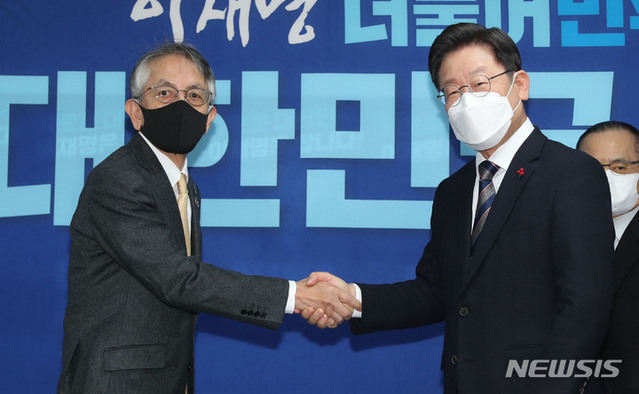 ▲ 27일 이재명 더불어민주당 대선 후보가 서울 여의도 민주당사에서 아이보시 고이치 주한일본대사를 접견, 기념촬영을 하고 있다. ⓒ뉴시스