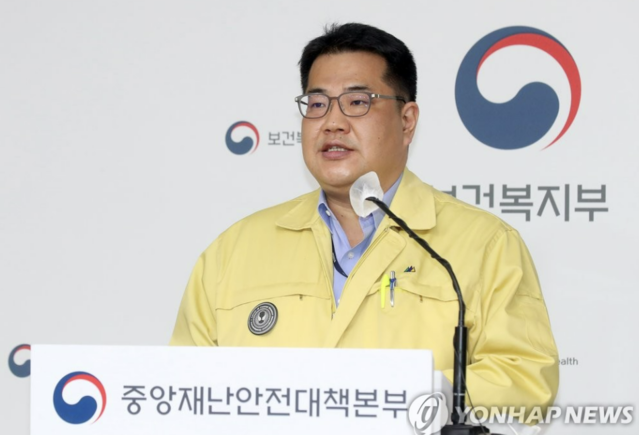 ▲ 손영래 중앙사고수습본부 사회전략반장이 지난10일 정부세종청사에서 코로나19 대응 중앙재난안전대책본부 정례브리핑을 하고 있다. ⓒ연합뉴스