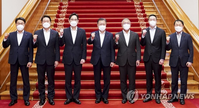 ▲ (왼쪽부터) 최정우 포스코 그룹 회장, 최태원 SK주식회사 회장, 이재용 삼성전자 부회장, 문재인 대통령, 정의선 현대자동차그룹 회장, 구광모 ㈜LG 회장, 구현모 KT 대표이사. ⓒ연합뉴스