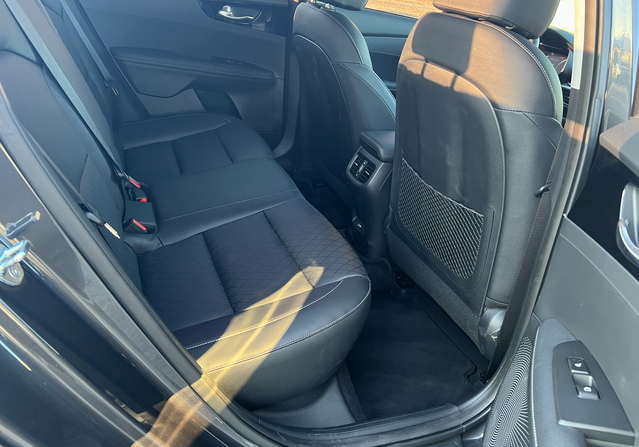 ▲ 뒷좌석은 생각보다 좁지 않았다. ⓒ김재홍 기자