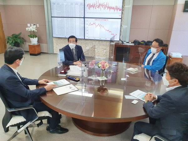 ▲ 조길형 충주시장이 산업안전보건공단를 방문해 충북북부지사 충주 유치에 대한 필요성을 설명하고 있다.ⓒ충주시