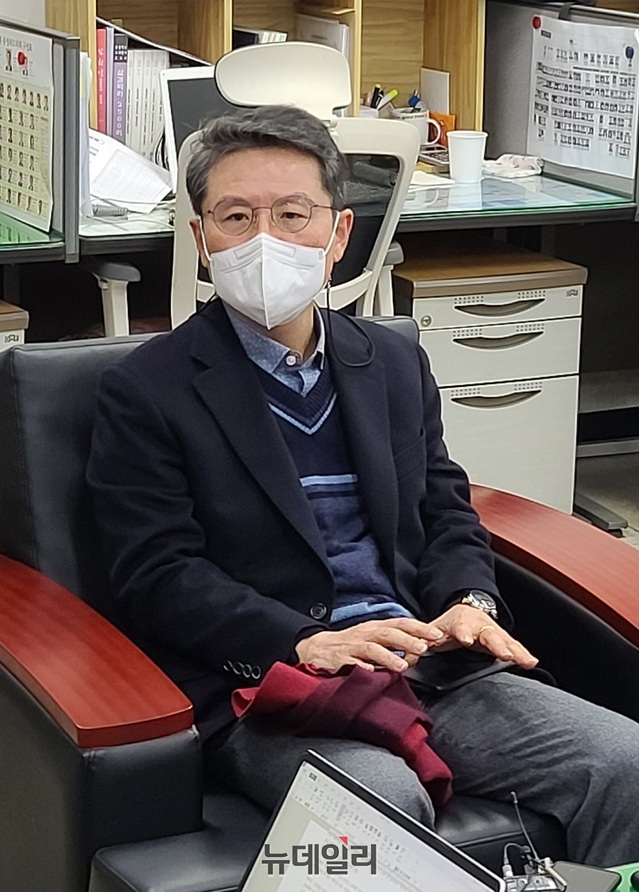 ▲ 윤갑근 국민의힘 전 충북도당위원장이 28일 도청 기자실에서 내년 3월 9일 대통령 선거와 함께 치러지는 청주 상당 선거구 국회의원 재보궐선거와 관련해 출마입장을 밝히고 있다.ⓒ김정원 기자