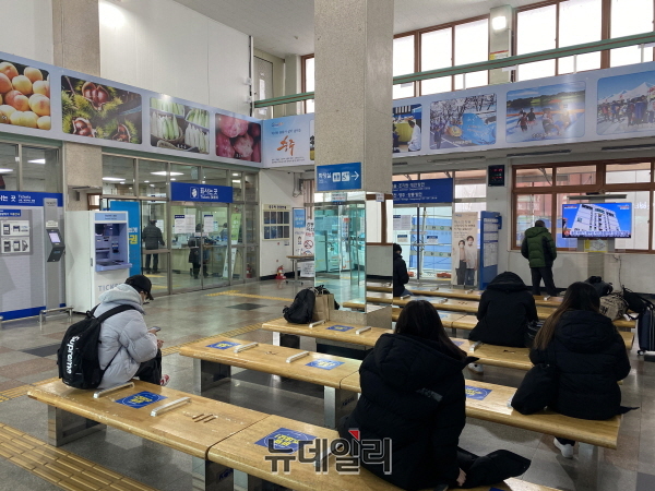 ▲ 오는 31일 충주~부발 중부내륙선 KTX 첫 출발을 앞두고 충주역 청사 내부 매표소.ⓒ뉴데일리D/B