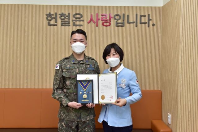 ▲ 최현덕 소위(왼쪽)가 28일 헌혈의 집 김선경 성안길센터장으로부터 명예장을 받고 있다.ⓒ공군사관학교