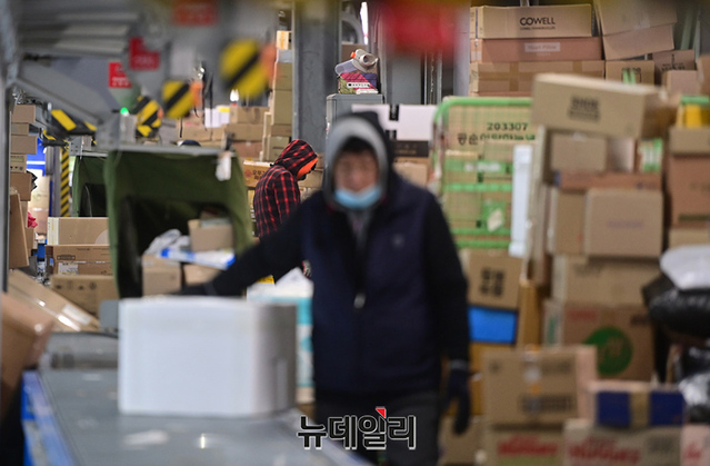 ▲ 택배업 종사자들이 28일 오전 경기 광주시 성남터미널에서 전국택배노조 CJ대한통운본부 총파업 결의대회를 앞두고 작업을 하고 있다. 민노총 산하 전국택배노조는 택배 노동자 과로사 방지를 위한 사회적 합의 이행을 촉구하며 28일부터 무기한 총파업에 돌입했다. ⓒ정상윤 기자