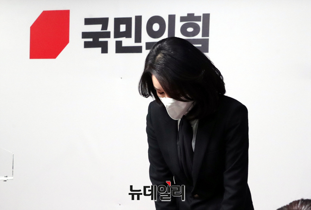 ▲ 윤석열 국민의힘 대선 후보의 배우자 김건희 씨가 지난 26일 오후 서울 여의도 국민의힘 당사에서 허위 이력 의혹과 관련해 입장문을 발표하기에 앞서 인사를 하고 있다.
ⓒ강민석 기자