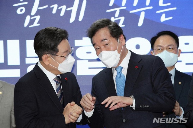 ▲ 더불어민주당 국가비전·국민통합위원회 공동위원장인 이재명 대선 후보, 이낙연 전 대표가 27일 서울 여의도 중앙당사에서 열린 위원회 출범식에서 대화하고 있다. ⓒ뉴시스