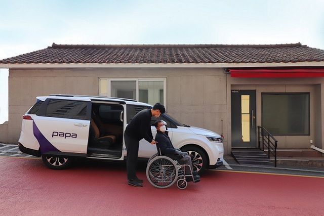 ▲ 휄체어 탑승 승객 지원 서비스.ⓒ국토부