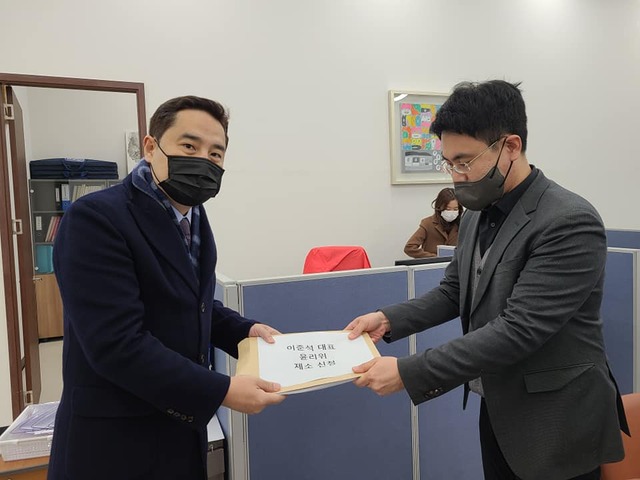 ▲ 29일 강용석 변호사가 당 윤리위원회에 이준석 국민의힘 대표에 대한 제소 신청서를 제출하고 있다. ⓒ강용석 변호사 페이스북