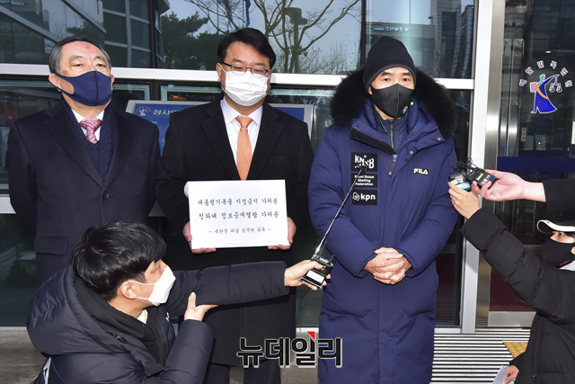 ▲ 29일 오전 서울행정법원 앞에서 북한 피살 유족이 정부를 상대로 낸 정보공개열람 가처분신청 관련 기자회견을 열고 있다. (왼쪽부터) 구충서 변호사, 김기윤 변호사, 이래진씨 ⓒ강민석 기자