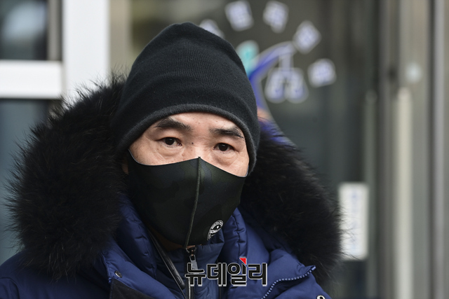 ▲ 29일 오전 서울행정법원 앞에서 북한 피살 공무원의 친형 이래진씨가 정부를 상대로 낸 정보공개열람 가처분신청에 대해 발언하고 있다. ⓒ강민석 기자