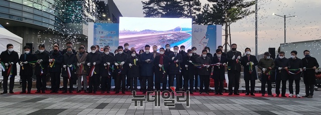 ▲ 경상북도는 28일 대구선, 중앙선, 동해선 등 동남권 4개 철도선 개통식을 해당 광역단체 공동으로 오전에는 울산 태화강역 광장에서, 동해남부선 복선전철 개통식을 같은 날 오후 포항역 광장에서 각각 개최했다.ⓒ뉴데일리