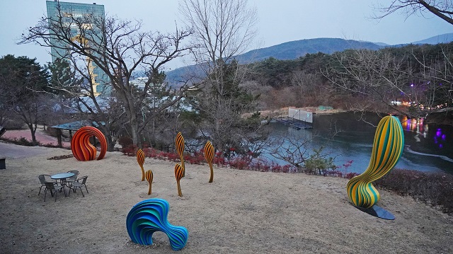 ▲ 야외공간에 전시된 김태수 작가 대표작 ‘설레임’을 포함한 4점의 작품.ⓒ경주엑스포
