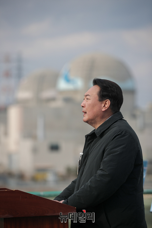 ▲ 윤석열 국민의힘 대선 후보가 29일 오후 경북 울진군 신한울 3·4호기 건설중단 현장을 방문해 탈원전 정책 전면 재검토 등 원자력 공약에 대해서 발언하고 있다. ⓒ강민석 기자(제공=윤석열 캠프)