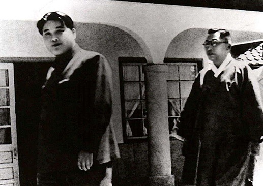 ▲ 1948년 5월3일 김일성(왼쪽)과 단독회담하러 따라가는 김구.(자료사진)
