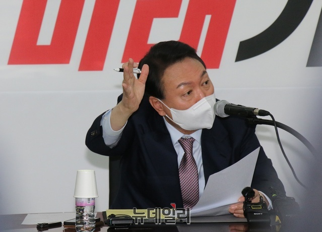 ▲ 윤 후보는 30일 기자간담회에서 이준석 당 대표와 갈등에 대해 “이준석 대표는 당 대표로서 자신의 일을 잘할 것”이라는 기존 입장을 밝혔다.ⓒ뉴데일리