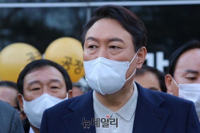 ▲ 윤석열 국민의힘 대선 후보가 지난달 29일 세종시 어진동 밀마루전망대를 방문해 즉석 브리핑을 하고 있다.ⓒ뉴데일리 D/B