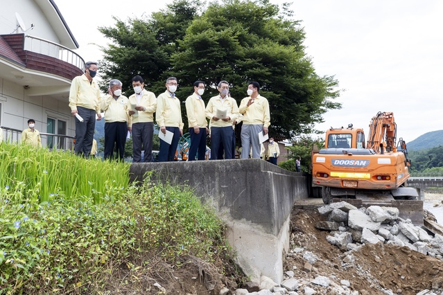 ▲ 지난 8월 경북도의회 건설소방위원회의 태풍 오마이스 피해현장 현지확인 장면.ⓒ경북도의회