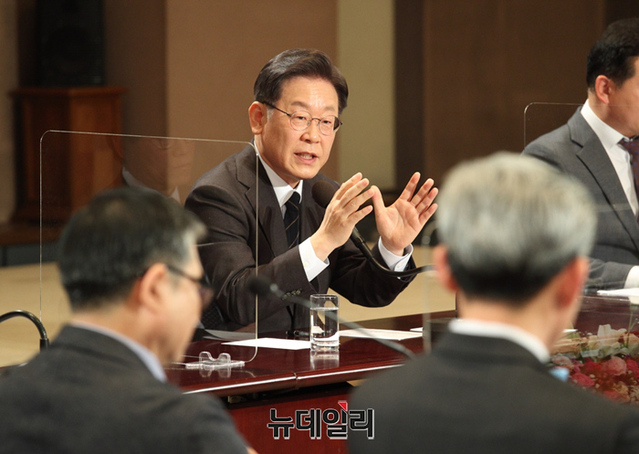 ▲ 30일 이재명 더불어민주당 대선후보가 서울 중구 한국프레스센터에서 열린 한국신문방송편집인협회 토론회에 참석해 발언하고 있다. ⓒ뉴데일리(사진=이재명 캠프)