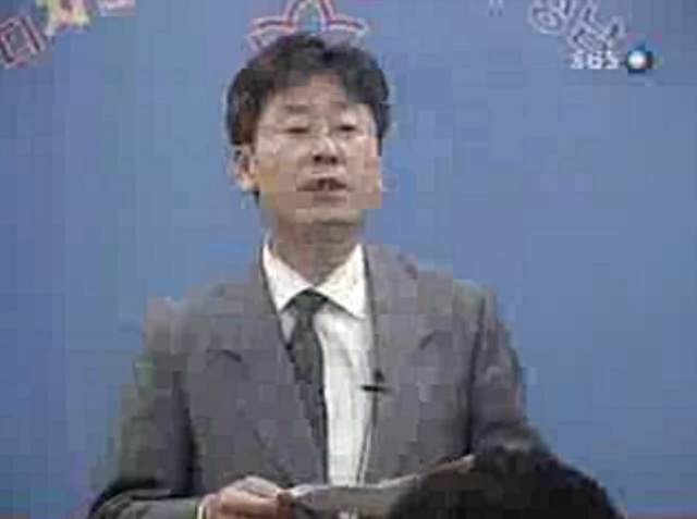 ▲ 이재명 더불어민주당 대통령후보가 지난 2002년 변호사 시절 성남시청 브리핑룸에서 일명 '녹음 테이프'와 관련해 기자회견을 하는 모습.ⓒ국민의힘 이재명비리국민검증특별위원회 제공