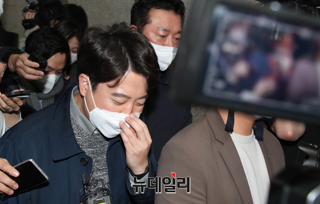 ▲ 이준석 국민의힘 대표겸 상임선대위원장이 지난 22일 오후 국회에서 상임선대위원장직 사퇴를 밝히고 회견장을 떠나고 있다.ⓒ이종현 기자