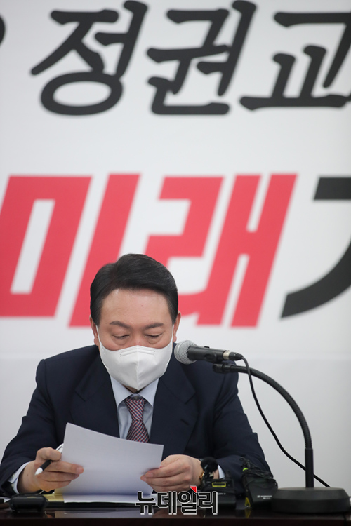 ▲ 대구·경북지역을 방문중인 윤석열 국민의힘 대선후보가 30일 오전 대구 수성구 국민의힘 대구시당에서 열린 대구경북 지역 기자간담회에 참석해 발언하고 있다. ⓒ정상윤 기자(사진=윤석열 캠프)