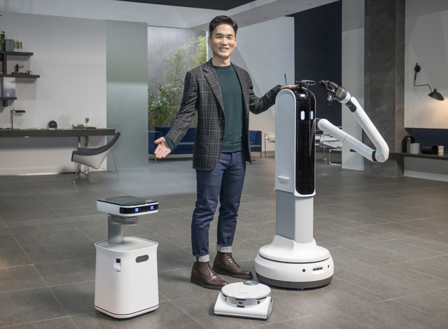 ▲ 승현준 삼성리서치 사장이 CES 2021 삼성 프레스컨퍼런스에서 '삼성봇™ 케어', '제트봇 AI', '삼성봇™ 핸디'를 소개하고 있다. ⓒ삼성전자