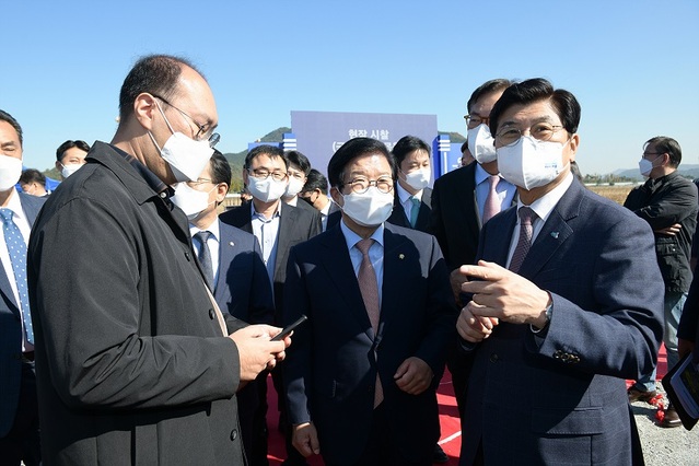 ▲ 박병석 국회의장과 여야 원내대표가 국회 세종의사당_예정부지를 방문해 이춘희 세종시장으로부터 설명을 듣고 있다.ⓒ세종시