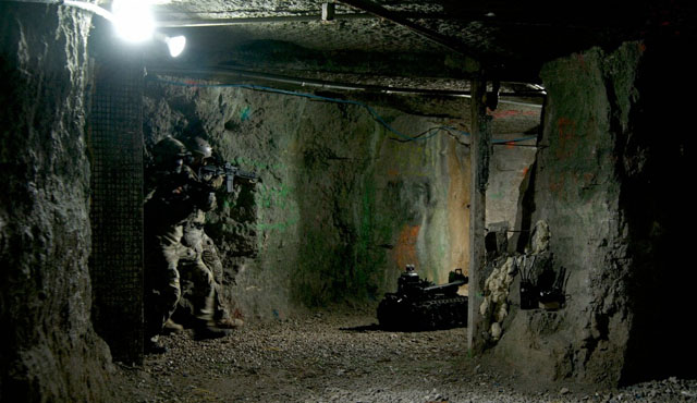 ▲ 미육군이 '자율형터널탐사 로봇' 기술시연회에서 로봇을 앞세워 땅굴을 탐색하고 있다. ⓒ미육군 제공.