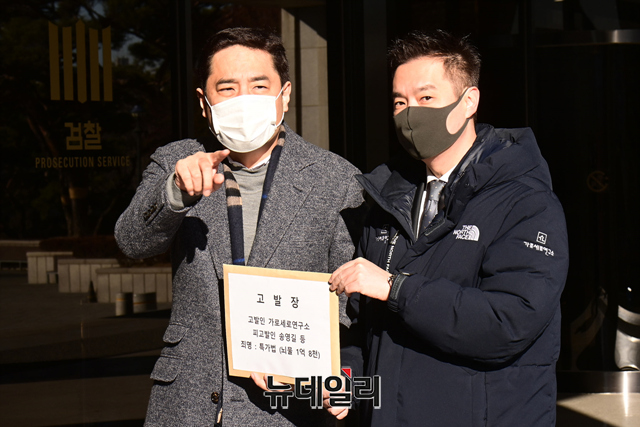 ▲ 31일 강용석 가로세로연구소 소장과 김세의 대표가 서울 서초구 중앙지방법원에 송영길 더불어민주당 대표와 유연성 전 인천도시공사 사장 등을 특정범죄가중처벌 등에 관한 법률 위반 혐의로 고발하기 위해 대기하고 있다. ⓒ강민석 기자