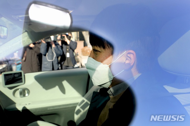 ▲ 이준석 국민의힘 대표가 31일 서울 마포의 한 음식점에서 김종인 국민의힘 총괄선거대책위원장과 오찬 회동을 마치고 이동하고 있다.ⓒ뉴시스