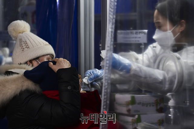 ▲ 코로나 신규 확진자가 5409명이 발생한 지난 29일 오전 서울 관악구청에 마련된 선별진료소에서 시민들이 검체 검사를 받고 있다. 이날 중대본은 