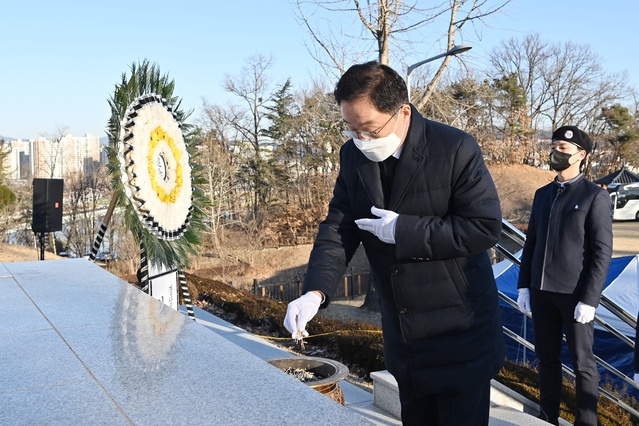 ▲ 경북교육청은 1일 안동 충혼탑에서 조국을 위해 헌신하신 순국선열과 호국영령을 추념하기 위해 참배 행사를 가졌다.ⓒ경북교육청