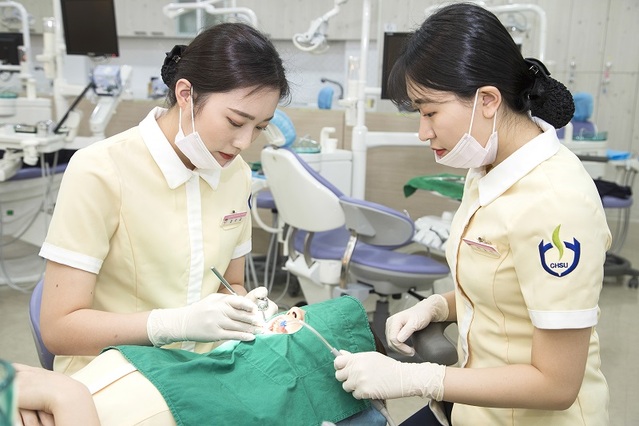 ▲ 충북보건과학대학 치위생과 학생들의 실습장면.ⓒ충북보건과학대학교