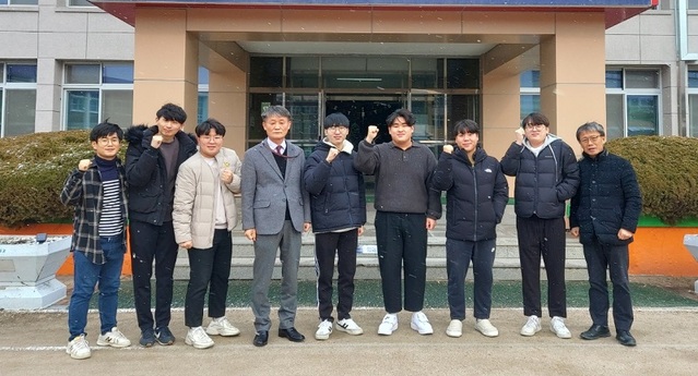 ▲ 주산산업고 학생들과 교사들이 공무원 합격을 축하하며 기념촬영을 하고 있다.ⓒ충남도교육청