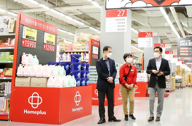 ▲ 현장 목소리 청취를 위해 서울 양천구 홈플러스 스페셜 목동점으로 출근한 이제훈 홈플러스 사장이 박태수 1지역본부장, 김현라 목동점장과 환담을 진행하는 모습.ⓒ홈플러스