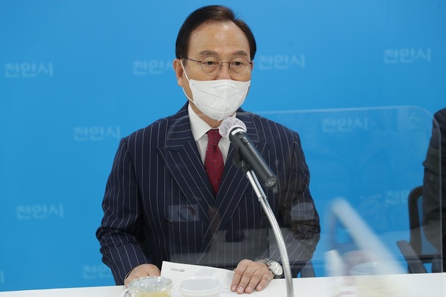 ▲ 박상돈 천안시장이 3일 시청 브리핑실에서 기자간담회를 하고 있다.ⓒ천안시