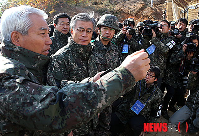 ▲ 2012년 11월 대선을 앞두고 육군 22사단의 '노크귀순' 현장을 둘러보는 문재인 당시 민주통합당 대선후보. 문재인 정부가 들어선 뒤 대북경계망은 꾸준히 뚫리고 있다. ⓒ뉴시스. 무단전재 및 재배포 금지.