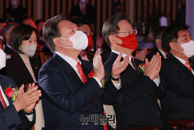 ▲ 3일 이재명 더불어민주당 대선 후보와 윤석열 국민의힘 대선 후보가 서울 여의도 한국거래소에서 열린  '증권·파생상품시장 개장식 및 증시대동제'에서 박수를 보내고 있다. ⓒ강민석 기자