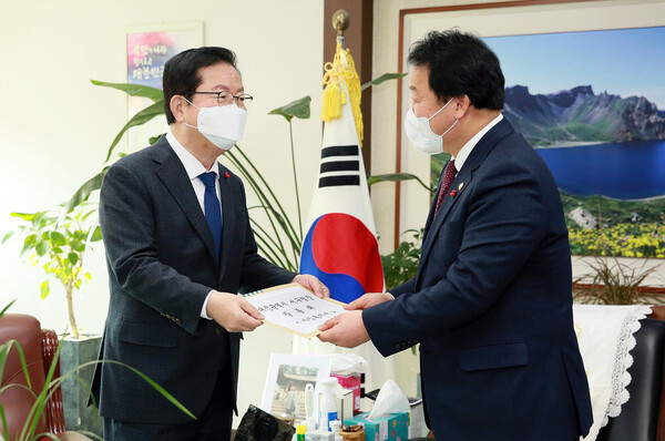 ▲ 장종태 서구청장(왼쪽)이 3일 대전시장 출마를 위해 이선용 서구의회 의장에게 사임통지서를 전달하고 있다.ⓒ대전 서구