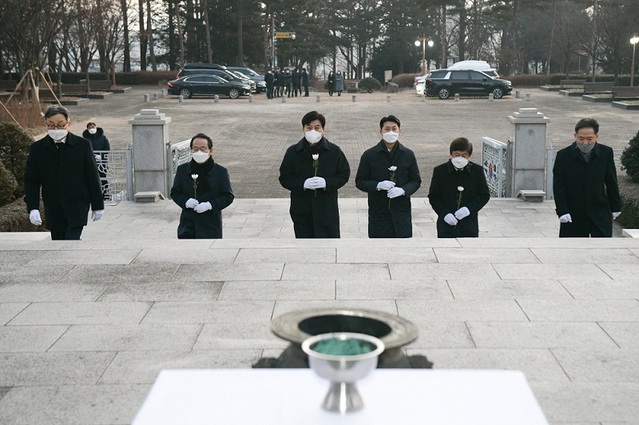 ▲ 이춘희 세종시장(촤측 세번 째)이 3일 오전 최교진 세종교육감(다섯번째)과 강준현 국회의원(두번째), 이태환 세종시의장(네번째) 등과 함께 조치원읍 충령탑을참배하고 있다.ⓒ세종시