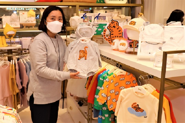 ▲ 대전 신세계는 호랑이 모양이 담긴 다양한 아동 패션 선보였다.ⓒ대전 신세계