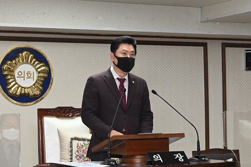 ▲ 김연수 의장이 3일 제239회 임시회 열고 성명서 채택 및 인사발령 취소 소송의 건을 의결했다.ⓒ대전 중구의회