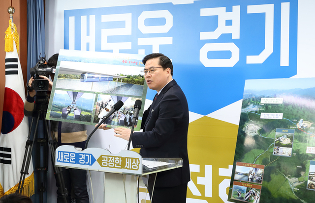 ▲ 지난 2019년 3월 6일 당시 유동규 경기관광공사 사장이 경기도청 구관 2층 브리핑룸에서 '임진각~판문점 간 평화 모노레일 설치 추진 계획'에 대해 브리핑을 하고 있다. ⓒ뉴시스